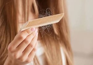 التوتر وصحة الشعر.. كيف تؤثر الحالة النفسية في فروة الرأس ودورة نمو الشعر؟