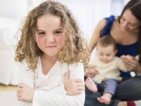 غيرة الطفل من المولود الجديد.. علامات تكشفها ونصائح تساعد على احتوائها