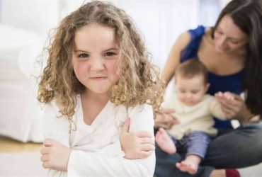 غيرة الطفل من المولود الجديد.. علامات تكشفها ونصائح تساعد على احتوائها