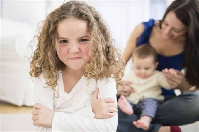 غيرة الطفل من المولود الجديد.. علامات تكشفها ونصائح تساعد على احتوائها