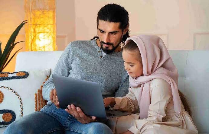 التعليم الرقمي يغير أدوار الأسرة.. كيف يدعم الآباء أبناءهم لتحقيق النجاح؟