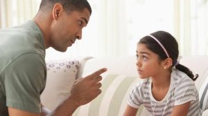 لا تستهيني بها.. 5 تصرفات من طفلك تستدعي الحزم لا الضحك