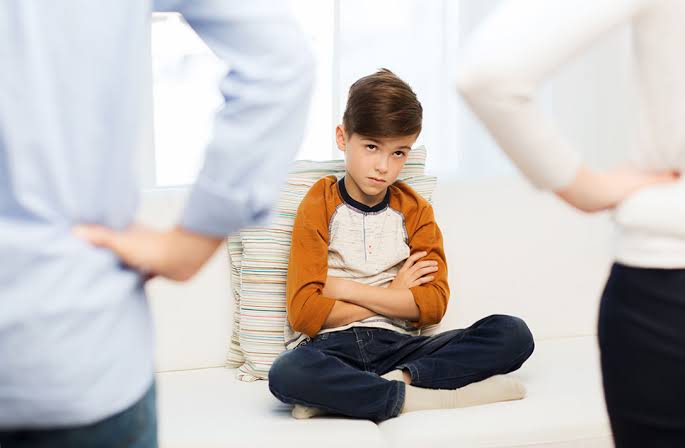 لا تستهيني بها.. 5 تصرفات من طفلك تستدعي الحزم لا الضحك