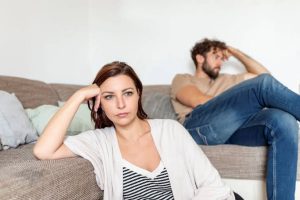 الفراق الرقمي بين الأزواج الشباب.. كيف تقود الشاشات إلى الانفصال العاطفي؟