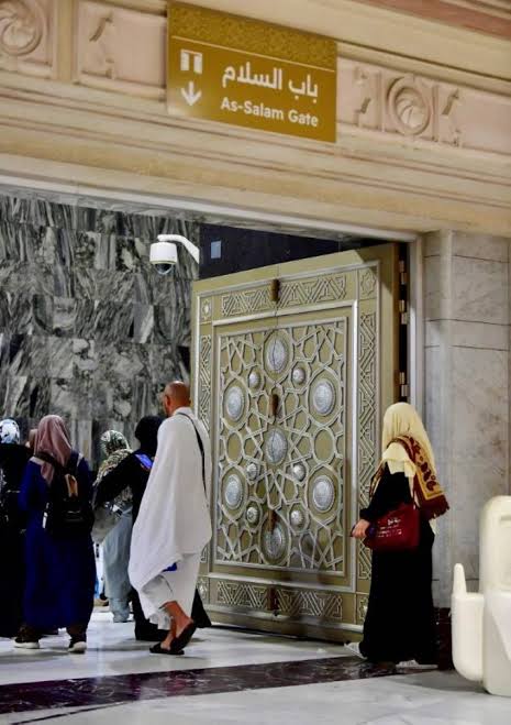 باب السلام.. أحد أبرز مداخل المسجد الحرام وواجهة تاريخية لاستقبال ضيوف الرحمن