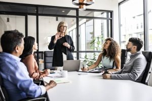 فن الإدارة الناجحة.. استراتيجيات عملية لبناء فريق عمل عالي الأداء