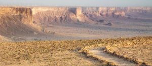 مسار درب المنجور.. وجهة تجمع بين المغامرة والتاريخ في قلب جبال طويق