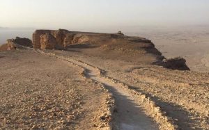 مسار درب المنجور.. وجهة تجمع بين المغامرة والتاريخ في قلب جبال طويق
