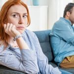 بين الأسرة والعمل.. هل تقود تضحيات الزوجة إلى الاستقرار أم تستنزفها؟