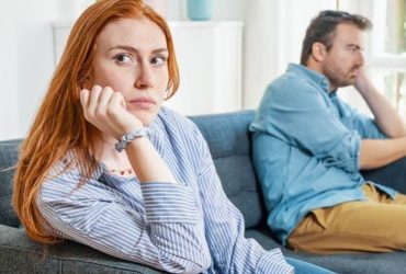 بين الأسرة والعمل.. هل تقود تضحيات الزوجة إلى الاستقرار أم تستنزفها؟