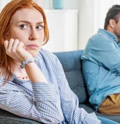 بين الأسرة والعمل.. هل تقود تضحيات الزوجة إلى الاستقرار أم تستنزفها؟