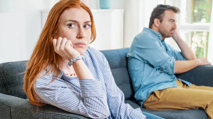 بين الأسرة والعمل.. هل تقود تضحيات الزوجة إلى الاستقرار أم تستنزفها؟