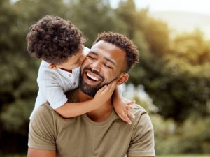 كيف يصبح الأب الصديق الأول لابنه؟ خطوات تربوية تعزز الثقة وتقوي العلاقة منذ الطفولة