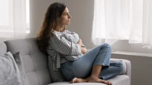 بين الأسرة والعمل.. هل تقود تضحيات الزوجة إلى الاستقرار أم تستنزفها؟