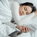 مخاطر صحية ونفسية.. لماذا يحذر الخبراء من وضع الهاتف بجانبك أثناء النوم؟