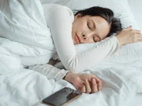 مخاطر صحية ونفسية.. لماذا يحذر الخبراء من وضع الهاتف بجانبك أثناء النوم؟