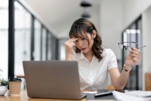 كيف تحافظ على صحتك النفسية وسط ضغوط العمل؟ نصائح لاستعادة التوازن