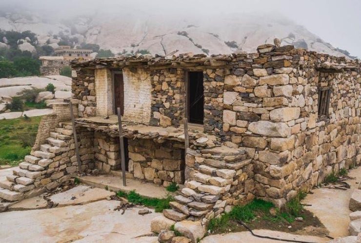 قرية أصفة التراثية.. رحلة بين البيوت الحجرية والطبيعة الساحرة في جبال السروات