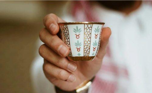 فنجان القهوة السعودية.. حكاية تراثية تجمع بين الأصالة والحداثة