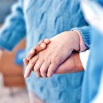 كيف تتعاملين  مع مرضى الشلل الرعاش (مرض باركنسون).. استراتيجيات