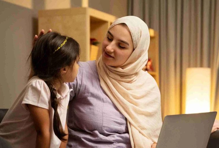 قبل أن تتكلم.. استمع: كيف تبني جسور التواصل مع طفلك المراهق؟