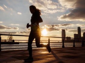 التمرين صباحًا أم مساءً؟.. ماذا يقول العلم عن أفضل وقت لممارسة الرياضة؟