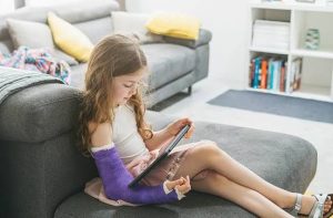 هل يصاب الأطفال بهشاشة العظام؟.. طبيب يوضح الأسباب وطرق الوقاية