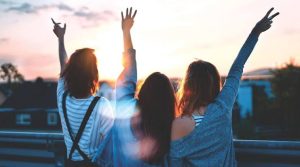 الأصدقاء في حياة المراهق.. كيف يؤثرون على نفسيته؟ وما دور الوالدين في توجيهه؟