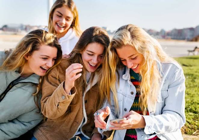 الأصدقاء في حياة المراهق.. كيف يؤثرون على نفسيته؟ وما دور الوالدين في توجيهه؟