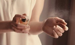 كيف تجعلين رائحة عطرك تدوم طوال اليوم؟ 10 حيل بسيطة لثباته وفوحانه لساعات