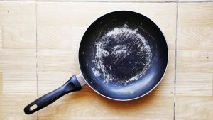 مقالي المطبخ المخدوشة.. هل ما زال استخدامها آمنًا؟ خبراء يجيبون