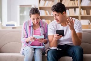 الضغوط الاقتصادية تهدد استقرار الحياة الزوجية.. كيف يتعامل الزوجان معها؟