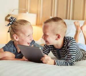 الغيرة بين الإخوة.. أسبابها وطرق التعامل معها لبناء علاقة أسرية أكثر استقرارًا