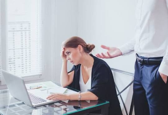 كيف ترفض طلبات مديرك دون توتر؟ 7 طرق ذكية للتعامل مع المهام الإضافية