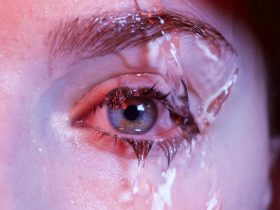 تهيج العين بعد السباحة.. لماذا يحدث وكيف يمكن الوقاية منه؟