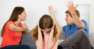 كيف يخفف الأهل آثار الطلاق على الأطفال؟.. 8 عوامل تحمي الأبناء من تداعيات الانفصال