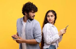 السوشيال ميديا والعلاقات العاطفية.. كيف نحافظ على الحب بعيدًا عن ضغط العالم الرقمي؟
