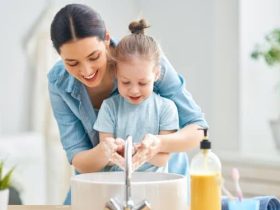 كيف تعلمين طفلك النظافة الشخصية؟ خطوات بسيطة لعادات صحية تدوم