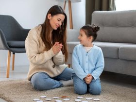 كيف تعلمين طفلك الصدق؟ مواقف يومية تغرس قيمة الأمانة