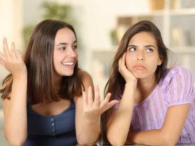 8 علامات تكشف الصديق المزيف.. وكيف تحمين نفسك من علاقة تستنزفك؟