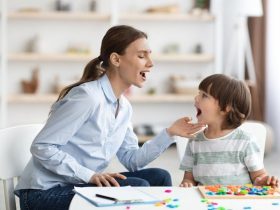 العلامات الحمراء لتأخر النطق.. متى يستدعي طفلك استشارة الطبيب؟