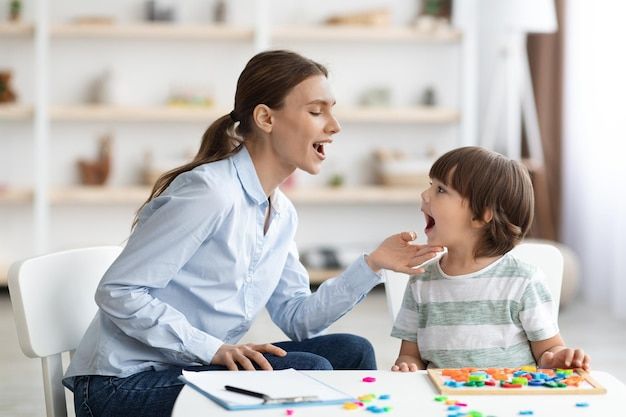 العلامات الحمراء لتأخر النطق.. متى يستدعي طفلك استشارة الطبيب؟