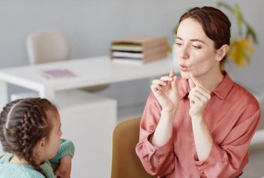 خلف الكلمات العالقة.. أسباب تأخر النطق لدى الأطفال وأحدث الاستراتيجيات العلاجية