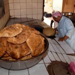 الخبز الأحمر الحساوي.. أصالة التراث المأكول وسر الطعم الفريد في الأحساء