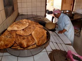 الخبز الأحمر الحساوي.. أصالة التراث المأكول وسر الطعم الفريد في الأحساء