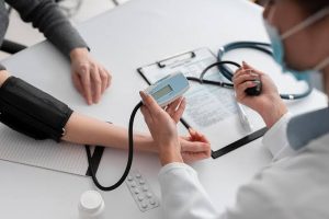 الفحص الصحي الشامل والفحوصات الدورية المتخصصة.. متى تحتاج إلى كل منهما؟