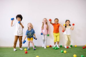 كيف تساعد الألعاب والدمى الأطفال على اكتساب المهارات الاجتماعية وبناء علاقات إيجابية؟