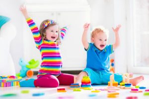 كيف تساعد الألعاب والدمى الأطفال على اكتساب المهارات الاجتماعية وبناء علاقات إيجابية؟