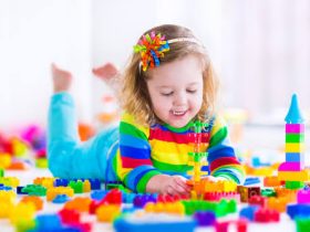 كيف تساعد الألعاب والدمى الأطفال على اكتساب المهارات الاجتماعية وبناء علاقات إيجابية؟