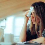 التعرق أثناء تناول الطعام.. أسباب صحية وطرق فعالة للتعامل معه